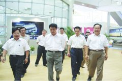 山東省副省長孫守璞（中）、濰坊市委原書記張新起（左一）、副市長蔣文彩（