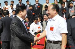 時任山東省省長姜大明與劉希山教授親切握手