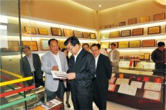 山東省政協副主席許立全饒有興致閱讀《希山格言選》